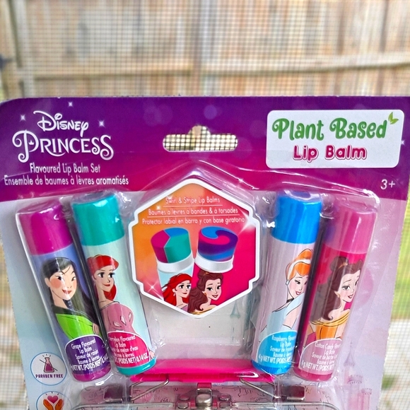 Disney Princess 4 Plant-Based Lip Balms With A Collector's Tin To Store Them In - Picture 3 of 4